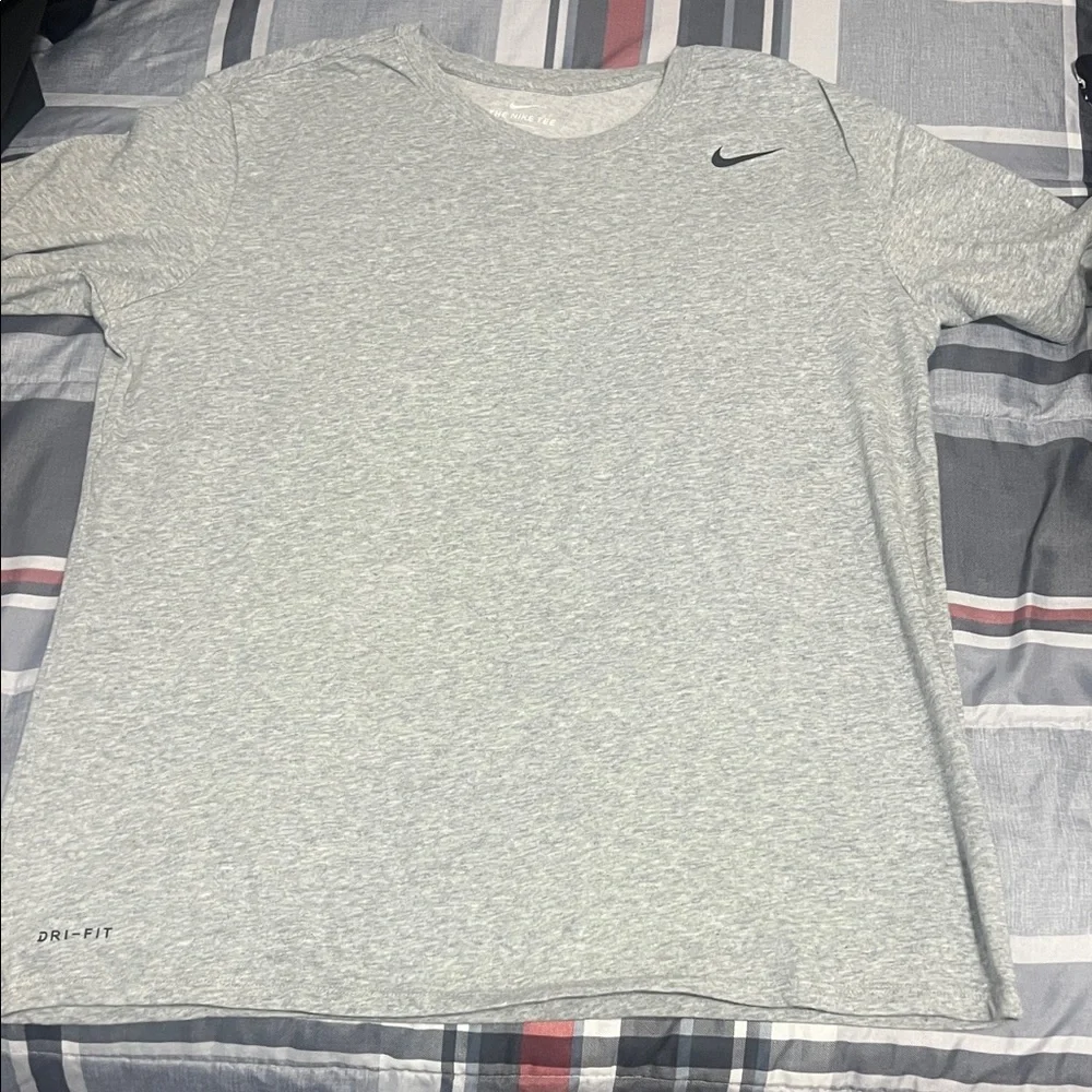 Men’s Nike Heather Gray Dri-FIT Tee! - Picture 1 of 5
